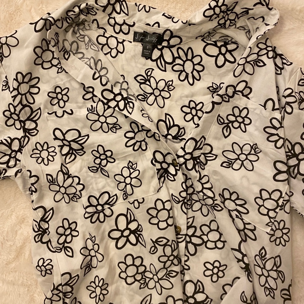 Short sleeved floral black and white top